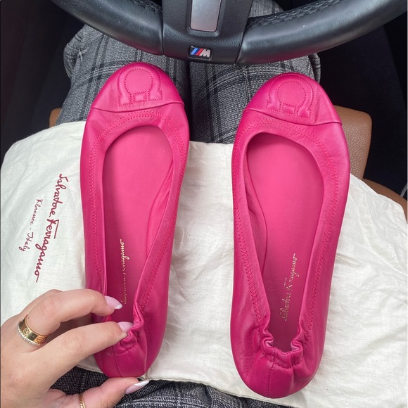 NWOT SALVATORE FERRAGAMO FLATS - Picture 2 of 6